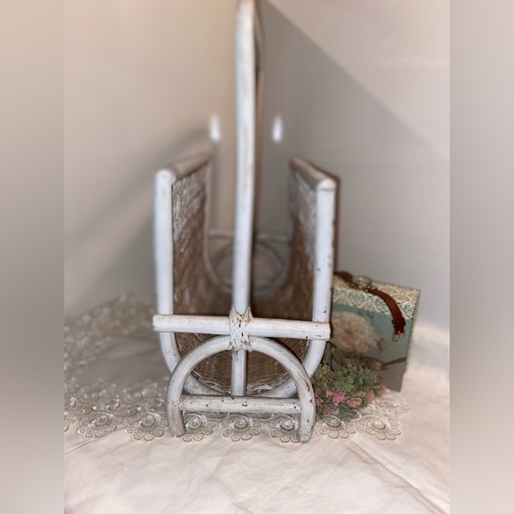 3/75$ Vintage distressed painted white‎ wicker Magazine holder farmhouse style - Picture 8 of 13